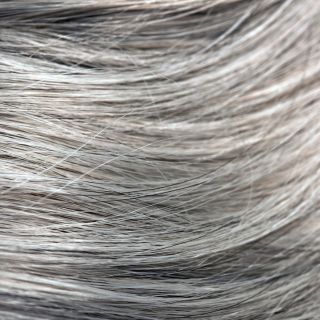 Ravviva il colore dei capelli grigi e bianchi